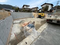 駐車スペースは並列3台分を確保（車種による）。マイカー用に、お客さま用に、余裕を持ってご利用いただけます＾＾ 