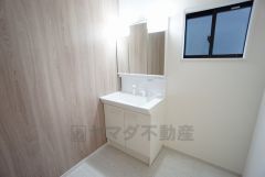 三面鏡裏収納付き洗面化粧台です＾＾ 歯磨きセットやスキンケア用品などの収納に便利ですね。