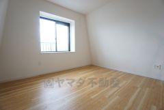 6.8帖。窓付きのロフト＾＾居室としてもお使いいただけそうな広さです。収納としてはもちろん、趣味のスペースや書斎としてなどライフスタイルに合わせて様々な使い方が出来そうです＾＾ 