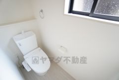 1階2階の2ヶ所にトイレがありますので、忙しい朝にも家族に気を使わず、ゆとりが生まれますね＾＾ 小窓付きで換気する時に便利です＾＾
