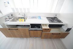 炊事時間を大幅に短縮できる食器洗浄乾燥機付き＾＾食器を洗う手間が減るので家族とのコミュニケーションの時間や自分の時間が増えますね。