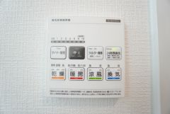 雨の日の洗濯も安心できる浴室暖房乾燥機付き浴室。リモコンで操作もボタン1つで簡単です。