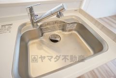 大きなお鍋も楽々洗える幅の広いシンクです＾＾ステンレスシンクなので簡単にお掃除できますよ。洗剤やスポンジもすっきりできる収納付き。