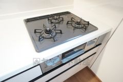 3種類の料理が同時に調理できる、3口ガスコンロ。忙しい夕食の支度時間が短縮できて効率よくお料理が楽しめます。