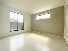 主寝室としてお使いいただけそうなこちらのお部屋は、日当たりが良く、爽やかな風を感じて起きる朝は、快適生活の始まりに。