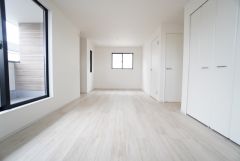 12.5帖。2ドア1ルーム、クローゼットも2ヶ所ついています＾＾お子様の成長に合わせてお部屋を仕切ることができます＾＾