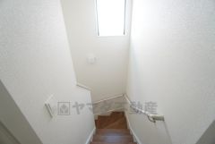 お子様も高齢の方も安心して上り下りができる手摺がついた安心設計です。