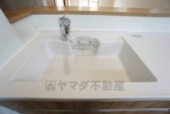 色も形もキレイなシンクは、広さも確保しているので、大きめの鍋も簡単に洗えます。