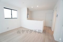 窓から光が差し込む明るいダイニングです＾＾