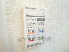 浴室暖房乾燥機には、暖房、乾燥、涼風、換気の4つの機能が付いています。タイマー付きです。換気・雨の日の洗濯も安心です＾＾
