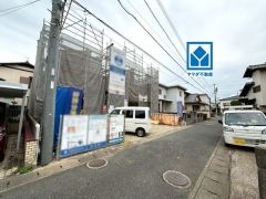 前面道路は南西側約4ｍの公道に面しています＾＾ 住人以外の車の進入も少なく、小さなお子様を持つご家庭にも安心です。