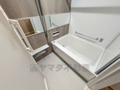 1日の疲れを癒すくつろぎのバスルーム。足を伸ばしてもゆったりと入れるサイズです。お子様と一緒にお風呂に入っても狭くないですね＾＾