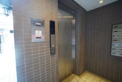 エレベーター完備で、毎日の移動もスムーズ。重い荷物やベビーカーの利用も安心です。買い物帰りなどに、上階でもラクに移動できますね＾＾