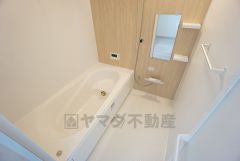 1日の疲れを癒すくつろぎのバスルーム。足を伸ばしてもゆったりと入れるサイズです。お子様と一緒にお風呂に入っても狭くないですね＾＾