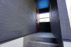 玄関には屋根があるので雨の日も安心してカバンの中から鍵が探せますね。
