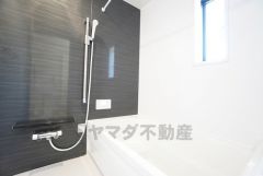 1日の疲れを癒すくつろぎのバスルーム。足を伸ばしてもゆったりと入れるサイズです。お子様と一緒にお風呂に入っても狭くないですね＾＾
