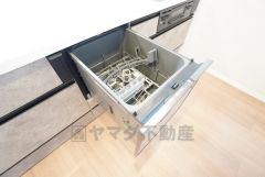 炊事時間を大幅に短縮できる食器洗浄乾燥機付き＾＾食器を洗う手間が減るので家族とのコミュニケーションの時間や自分の時間が増えますね。