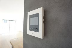 防犯はもちろん、セールスマン対策にもなるモニター付きインターホンです。 来訪者の顔が見えるので安心ですね＾＾