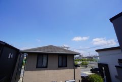 日差しが遮られないように隣家との間に距離を設けています。住宅地ですのでご近所様とコミュニケーション取りやすい距離感が良いですね。