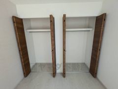 寝室にはハンガーパイプ付きのダブルクローゼットが設けられています。たっぷり収納できるので衣替えの心配もいりませんね＾＾ その他全居室収納付き。 