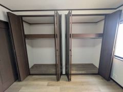 寝室にはハンガーパイプ付きのダブルクローゼットが設けられています。たっぷり収納できるので衣替えの心配もいりませんね＾＾ その他全居室収納付きです＾＾ 