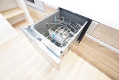 食事の後の手間を解消する食器洗い乾燥機付。冬場の洗い物で手荒れの悩みもなくなります。手洗いよりも節約できて便利。