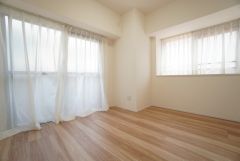 2面採光を確保した明るい室内は、風通しも良く、大変居心地の良い空間となっております。爽やかな風を感じて起きる朝は、快適生活の始まりに。