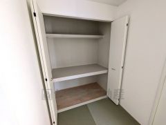 和室には大容量の収納スペース＾＾ お布団や、季節外れの衣類や荷物などもすっきりと収納できます。