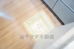 キッチンに床下収納があります。長期保存ができるもの、調理器具、防災グッズを入れておくのもいいですね。