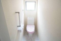 温水洗浄機付トイレです。節水機能もあるので、安心して使えますね。すっきりした見た目で、トイレ奥の掃除もしやすいです＾＾
