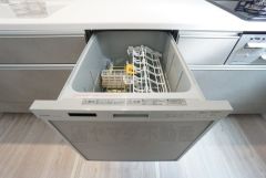 家事の時間が短縮できる食器洗浄乾燥機付。後片付けも楽になりますね。