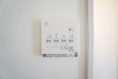 浴室暖房乾燥機には、暖房、乾燥、涼風、換気の4つの機能が付いています。タイマー付きです。