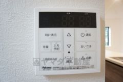 キッチン横からお湯張り、追い炊き、足し湯がボタン一つで楽々操作できる給湯機リモコンです。忙しい夕飯準備の時間帯に重宝しますね。