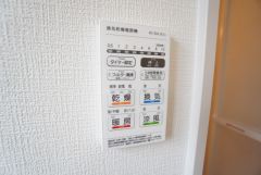浴室暖房乾燥機には、暖房、乾燥、涼風、換気の4つの機能が付いています。タイマー付きです。換気・雨の日の洗濯も安心です＾＾