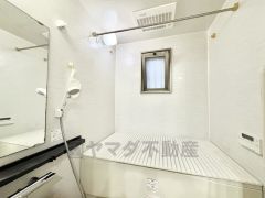 1日の疲れを癒すくつろぎのバスルーム。雨の日のお洗濯にも嬉しい浴室乾燥付き。換気機能付きなのでお風呂のカビ予防にもなります＾＾ 