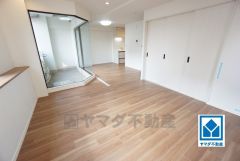 バルコニーに面した16.2帖のリビングは、陽光あふれる明るい空間です。ゆったりと寛げる憩いの場となりそうです＾＾