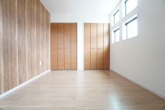 主寝室としてお使いいただけそうなこちらのお部屋は、日当たりが良く、爽やかな風を感じて起きる朝は、快適生活の始まりに。