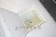 キッチンに床下収納があります。長期保存ができるもの、調理器具、防災グッズを入れておくのもいいですね。