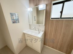 三面鏡裏収納付き洗面化粧台です＾＾ 歯磨きセットやスキンケア用品などの収納に便利ですね。