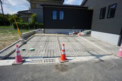 駐車スペースはゆとりある並列2台分を確保。マイカー用に、お客さま用に、余裕を持ってご利用いただけます＾＾ 