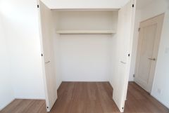 洋室にはハンガーパイプ付きのクローゼットが設けられています。たっぷり収納できるので衣替えの心配もいりませんね＾＾
