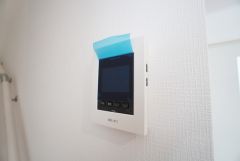 防犯はもちろん、セールスマン対策にもなるモニター付きインターホンです。 来訪者の顔が見えるので安心ですね＾＾
