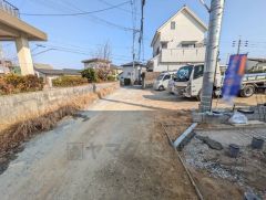 前面道路は北西側約4ｍの位置指定道路に面しています。