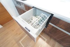 食事の後の手間を解消する食器洗い乾燥機付。冬場の洗い物で手荒れの悩みもなくなります。手洗いよりも節約できて便利。