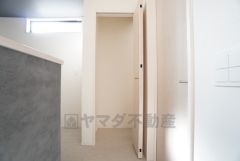 キッチン横に広々としたパントリー付き＾＾洗面室にも近く、食料品だけでなく日用品などの収納にも＾＾