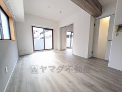 窓から光が差し込む明るいリビングダイニングです＾＾