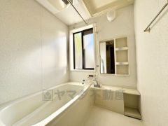 1日の疲れを癒すくつろぎのバスルーム。足を伸ばしてもゆったりと入れるサイズです。お子様と一緒にお風呂に入っても狭くないですね＾＾ 