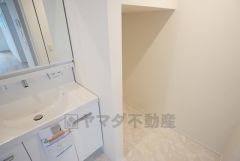 洗面台横には収納スペースを確保＾＾