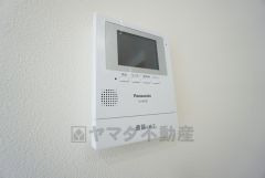 防犯はもちろん、セールスマン対策にもなるモニター付きインターホンです。 来訪者の顔が見えるので安心ですね＾＾