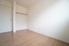 木目調のシンプルデザインで落ち着きと安らぎの空間に仕上げています。各部屋に収納が完備されているので、お荷物が増えても安心の設計です。